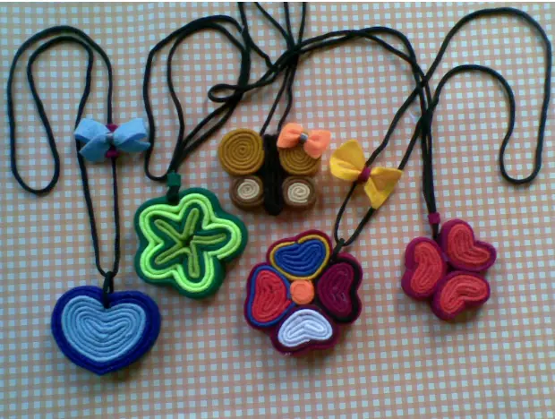 Kalung dari kain flanel